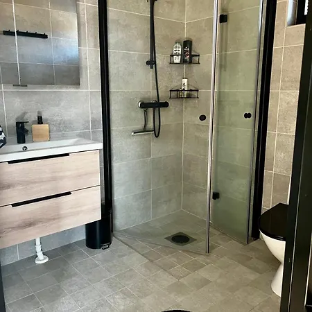 Uusi, Ilmastoitu Ja Valoisa 4 Hloe Omalla Sisaeaenkaeynnillae