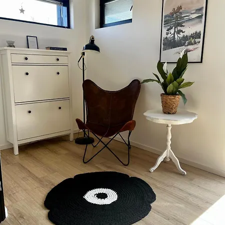 Uusi, Ilmastoitu Ja Valoisa 4 Hloe Omalla Sisaeaenkaeynnillae Apartment