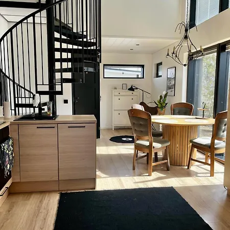 Uusi, Ilmastoitu Ja Valoisa 4 Hloe Omalla Sisaeaenkaeynnillae Apartman *