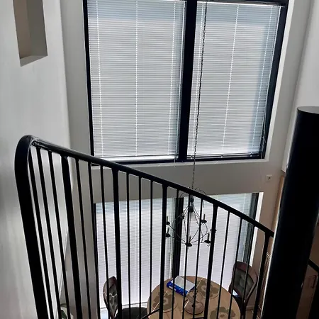 Uusi, Ilmastoitu Ja Valoisa 4 Hloe Omalla Sisaeaenkaeynnillae *