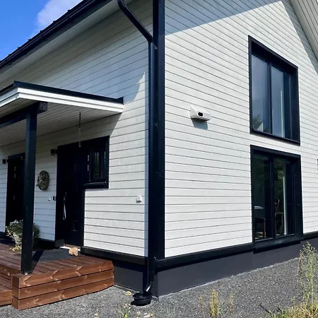 Uusi, Ilmastoitu Ja Valoisa 4 Hloe Omalla Sisaeaenkaeynnillae *